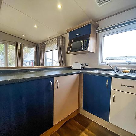 Hotel Lovely 6 Berth Caravan With Decking And Wifi In Kent, Ref 47017C Whitstable Exterior foto