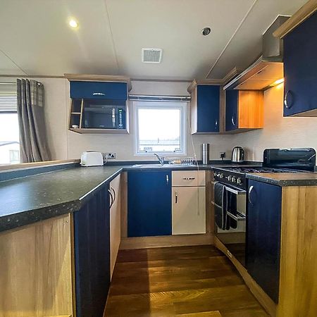 Hotel Lovely 6 Berth Caravan With Decking And Wifi In Kent, Ref 47017C Whitstable Exterior foto