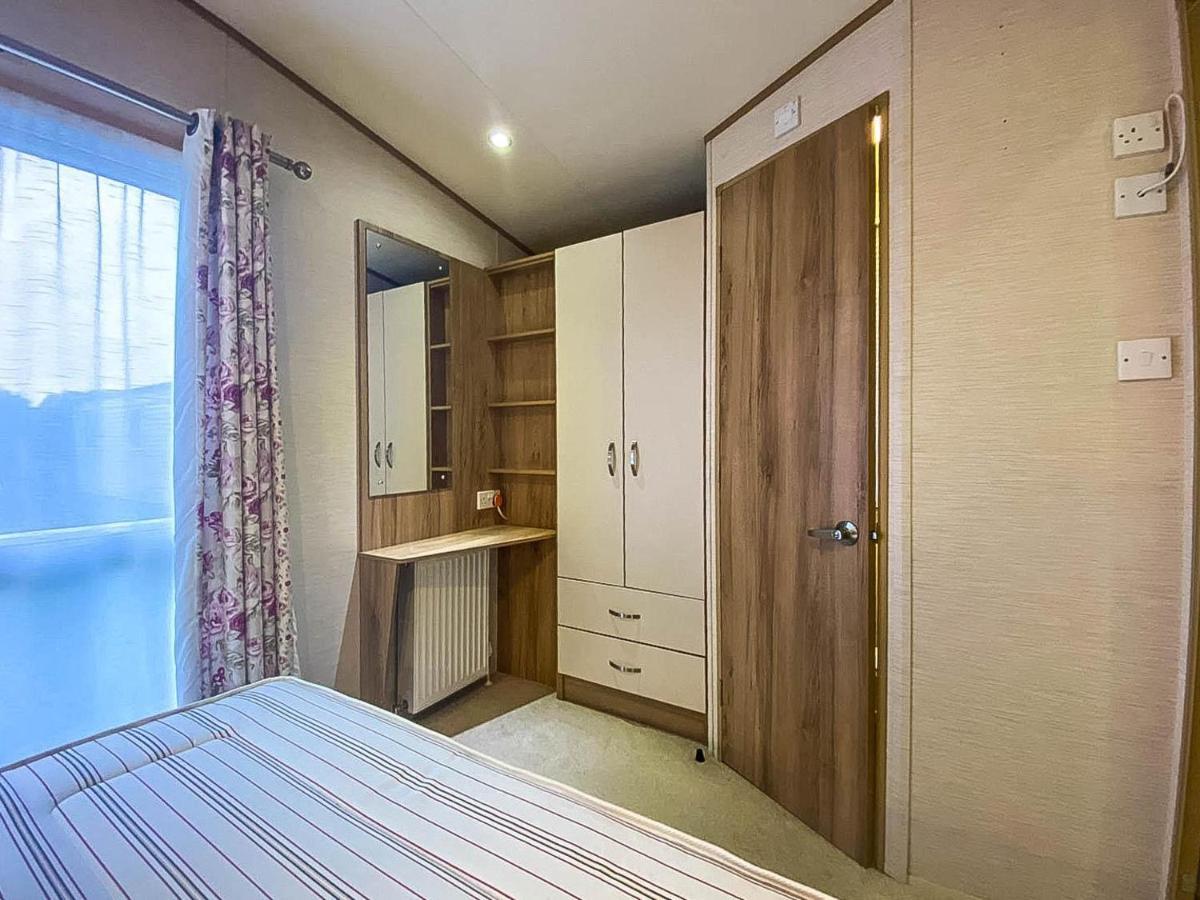 Hotel Lovely 6 Berth Caravan With Decking And Wifi In Kent, Ref 47017C Whitstable Exterior foto