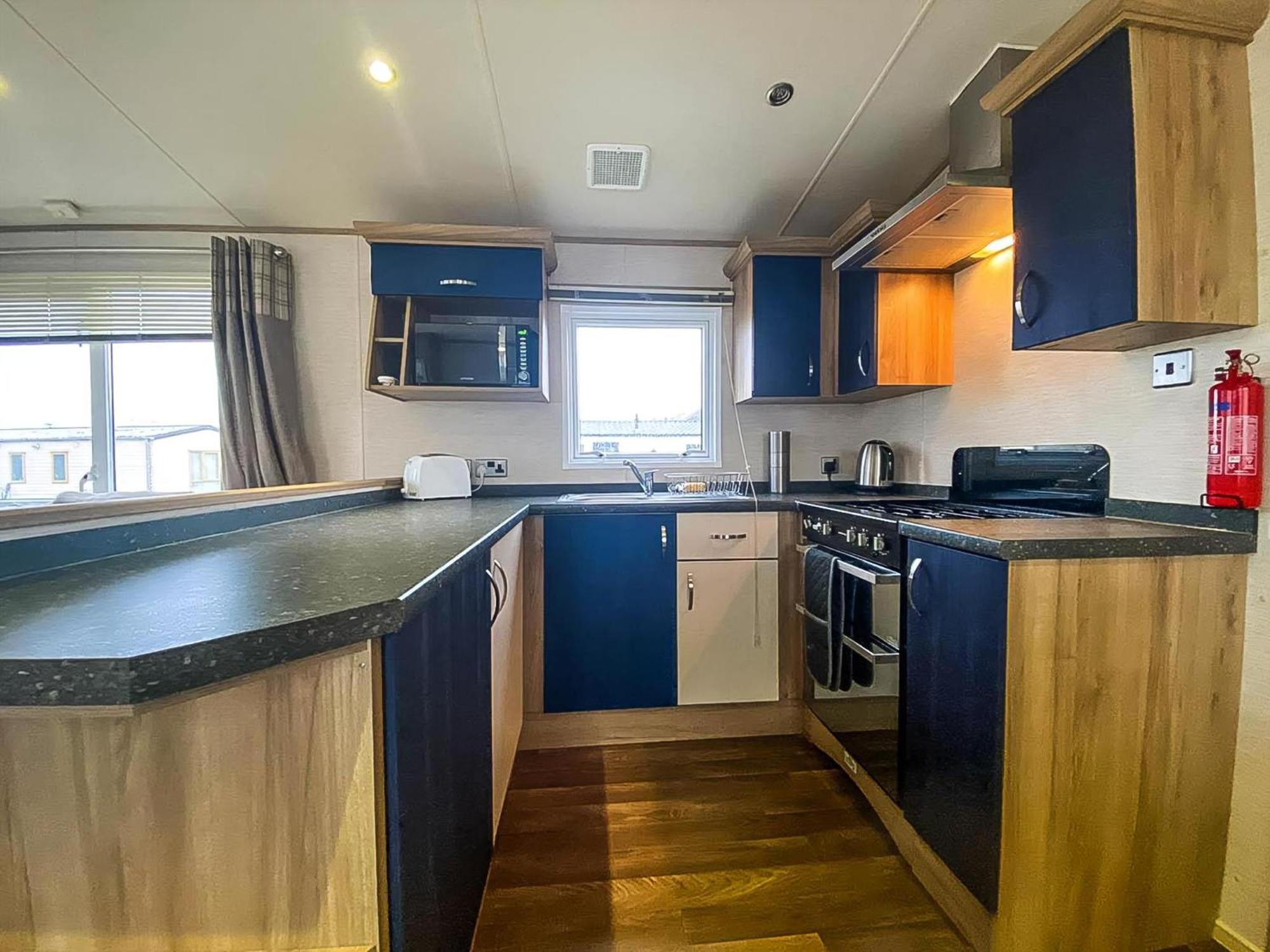 Hotel Lovely 6 Berth Caravan With Decking And Wifi In Kent, Ref 47017C Whitstable Exterior foto