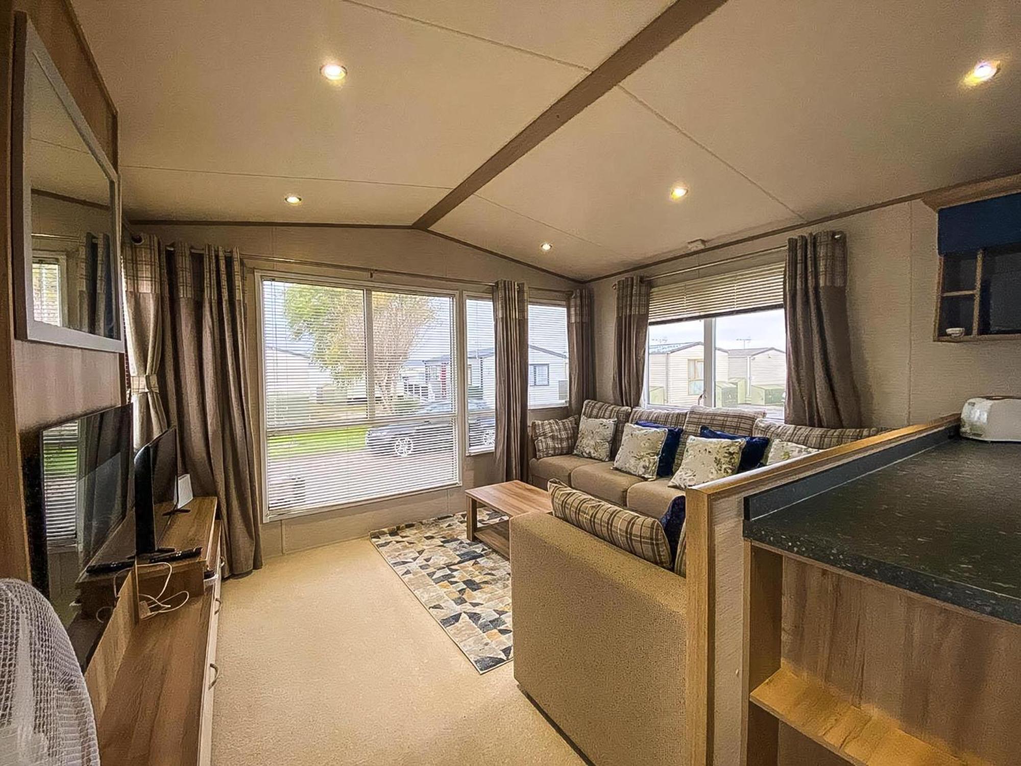 Hotel Lovely 6 Berth Caravan With Decking And Wifi In Kent, Ref 47017C Whitstable Exterior foto