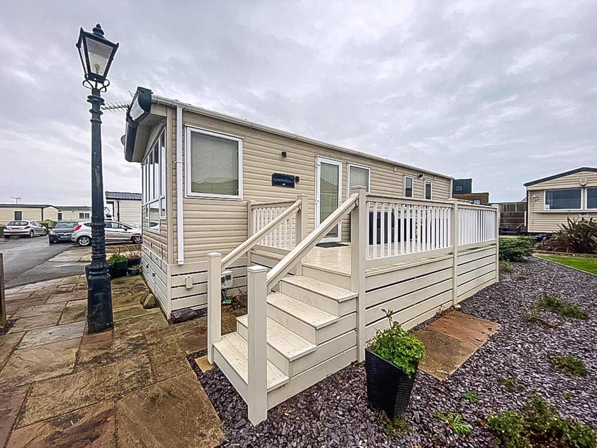 Hotel Lovely 6 Berth Caravan With Decking And Wifi In Kent, Ref 47017C Whitstable Exterior foto