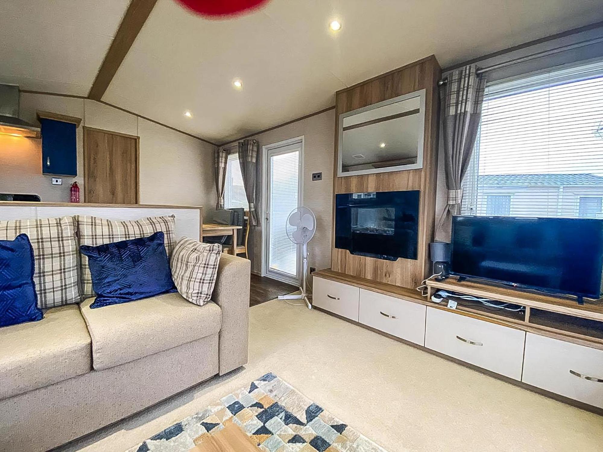 Hotel Lovely 6 Berth Caravan With Decking And Wifi In Kent, Ref 47017C Whitstable Exterior foto