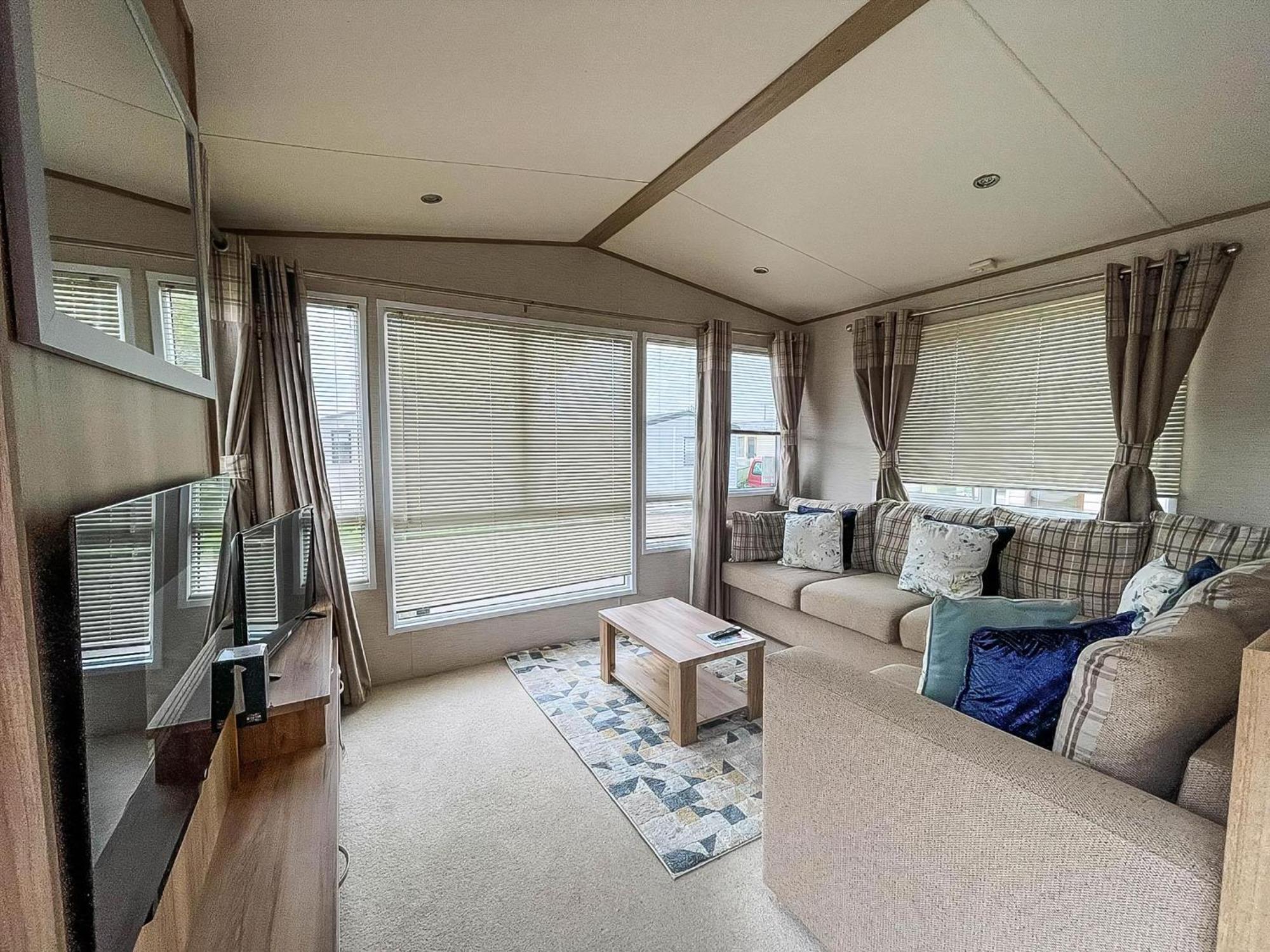 Hotel Lovely 6 Berth Caravan With Decking And Wifi In Kent, Ref 47017C Whitstable Exterior foto
