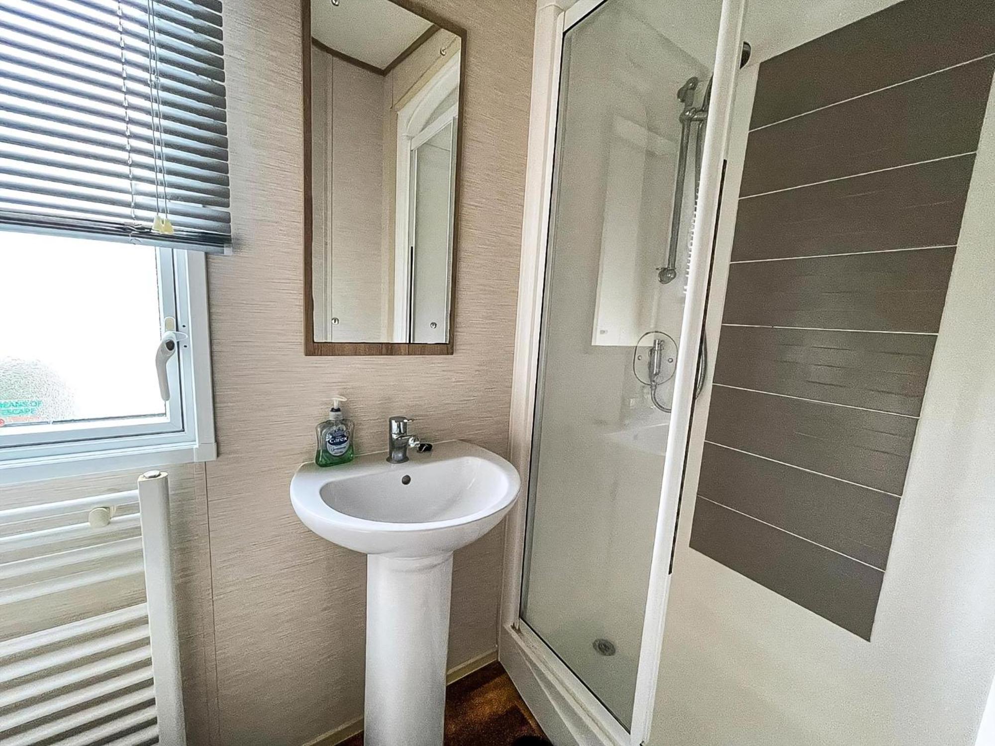 Hotel Lovely 6 Berth Caravan With Decking And Wifi In Kent, Ref 47017C Whitstable Exterior foto